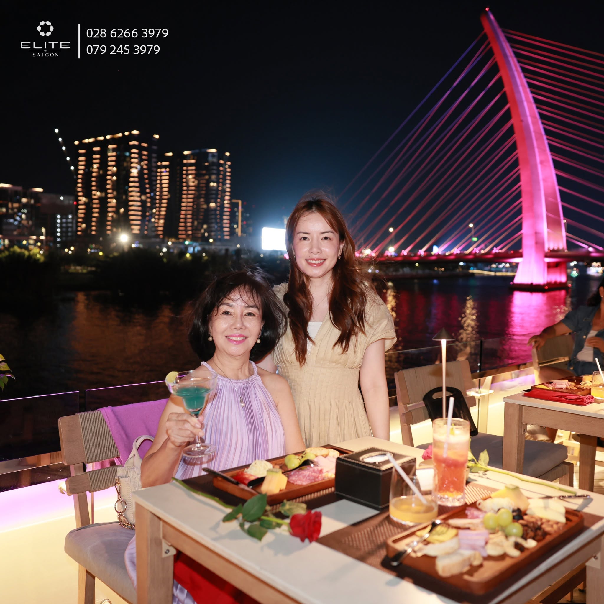 Uống nước ngắm cảnh trên du thuyền Sài Gòn
