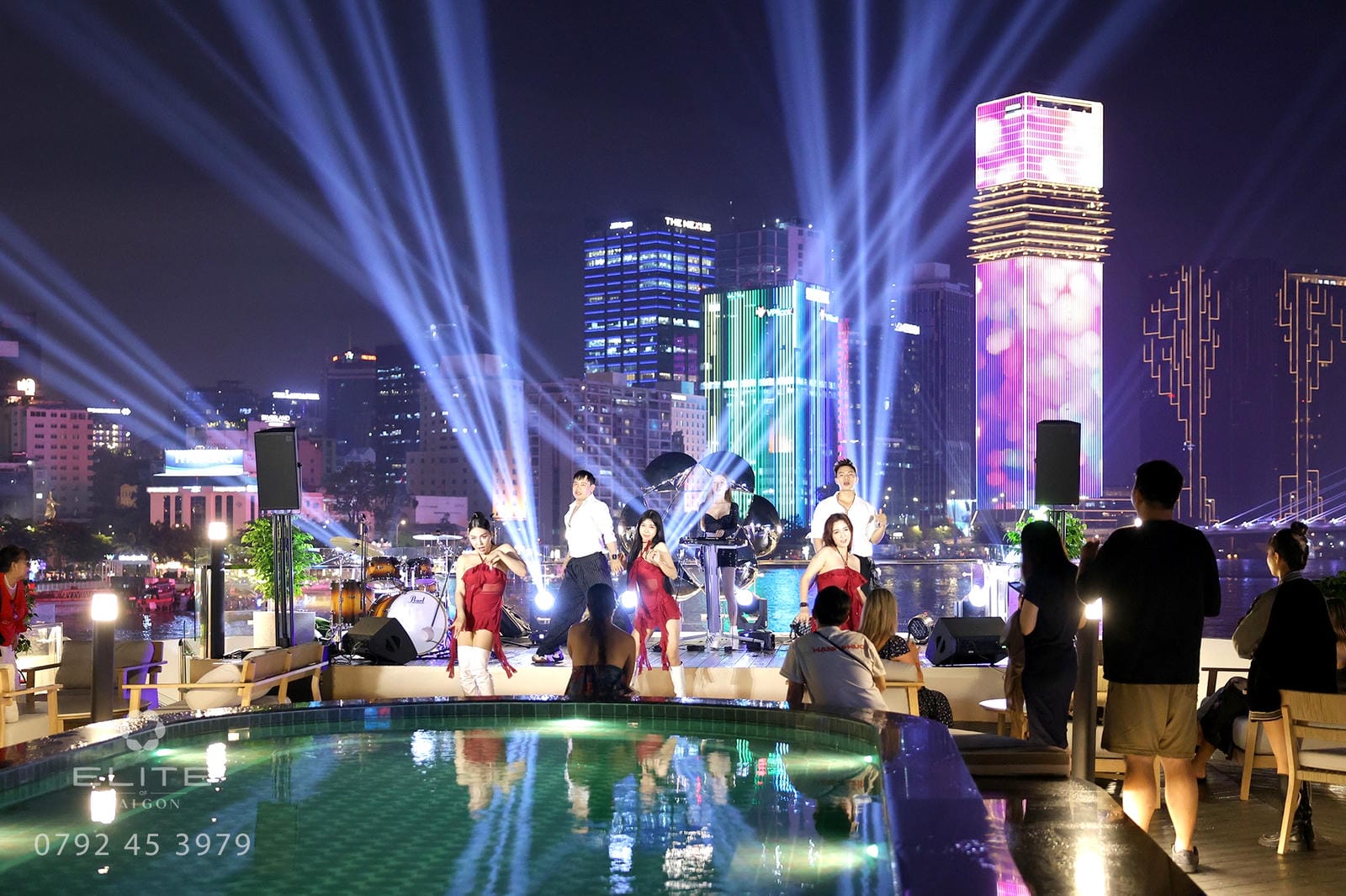 Xem ca nhạc trên Sun deck du thuyền Elite Of Saigon